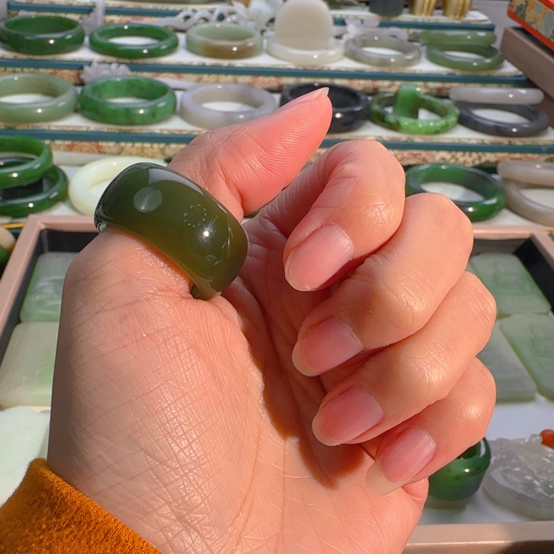 未镶嵌戒圈和田玉湖水绿扳指