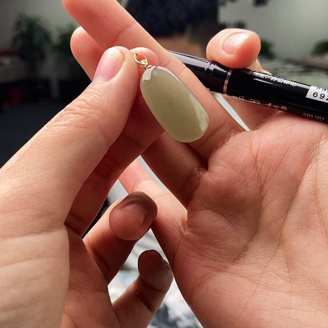 和田玉未镶嵌颈饰颜色多样性发拍一发一