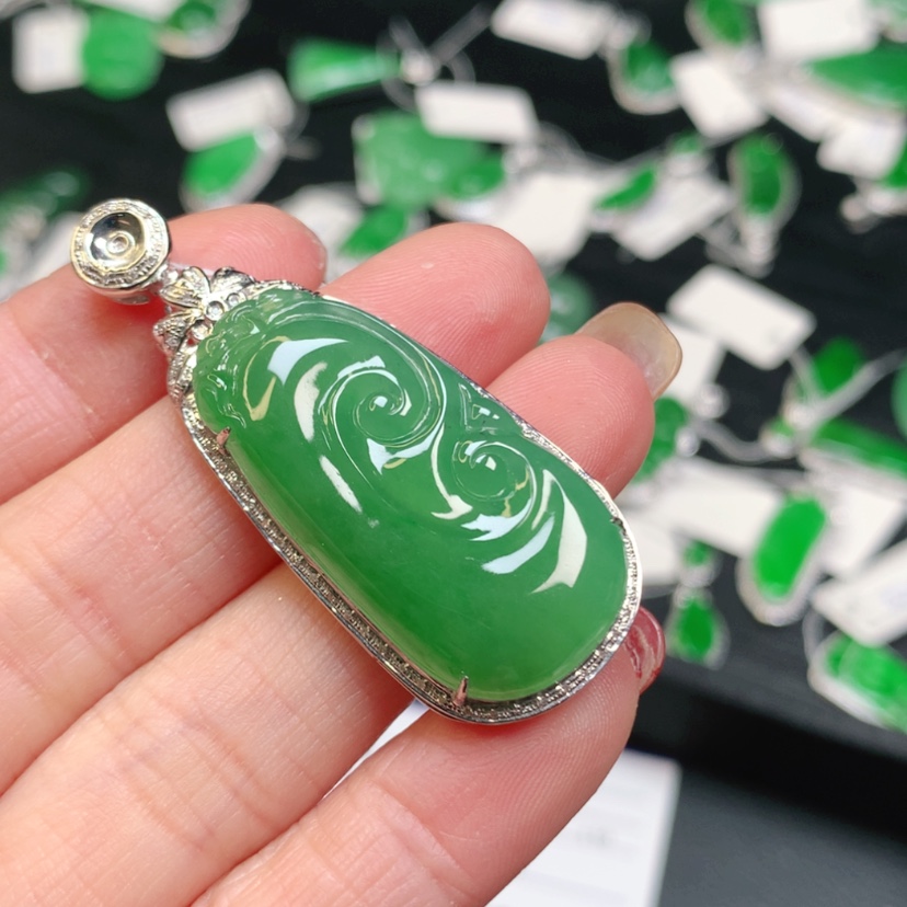 【闪购商品】翡翠吊坠(赠链)18K金镶嵌