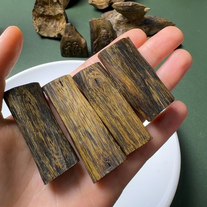 沉香手把件海南乌身圆叶树心油老料20克