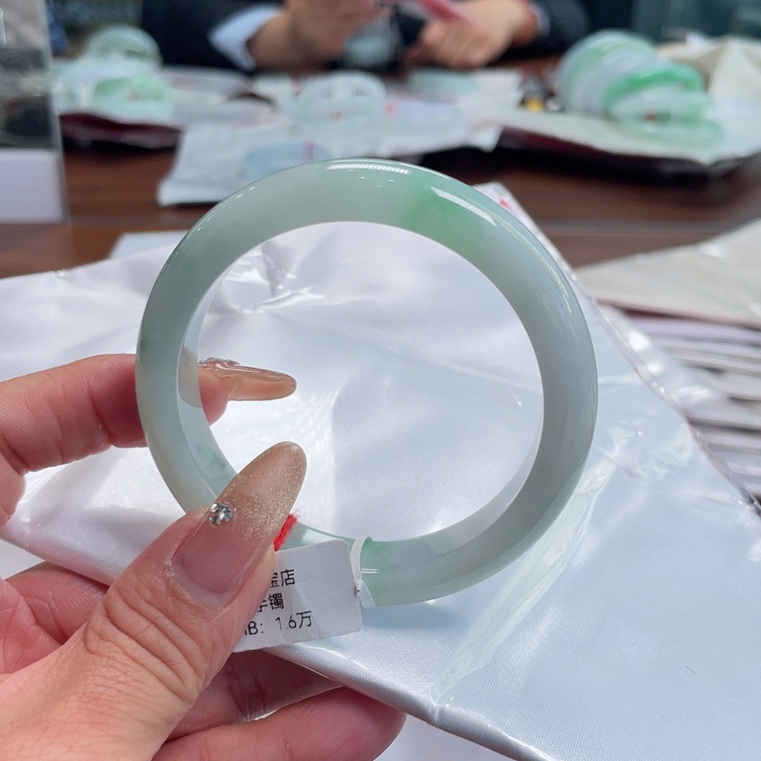 翡翠手镯未镶嵌白底青