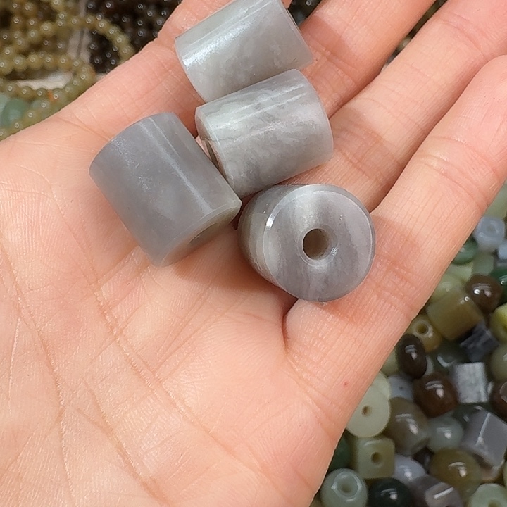 喬***喬和田玉未镶嵌颈饰