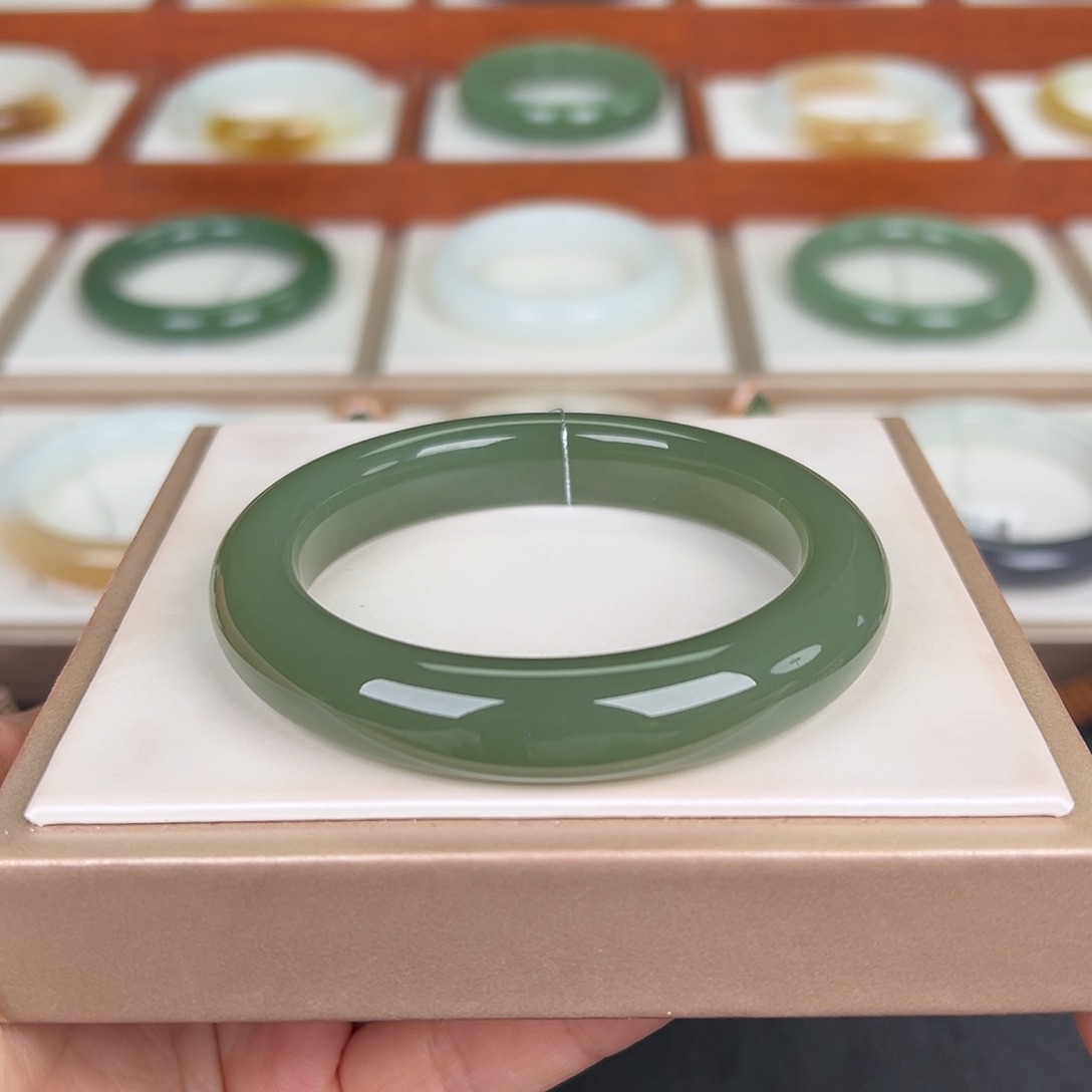 和田玉未镶嵌手镯湖水绿