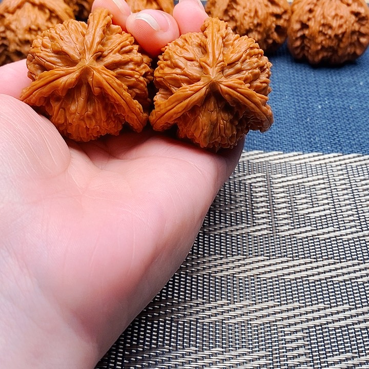 顺***张文玩核桃吊坠三棱