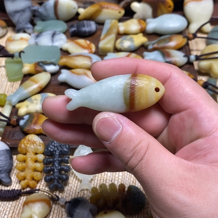 L***露蛇纹石玉未镶嵌颈饰