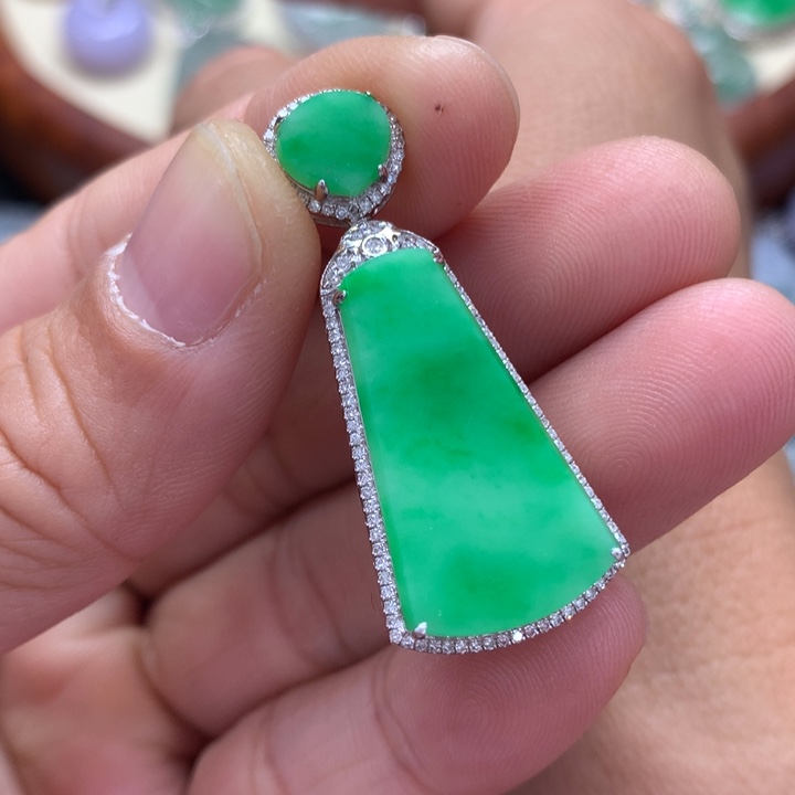 翡翠吊坠(不含链)18K金镶嵌