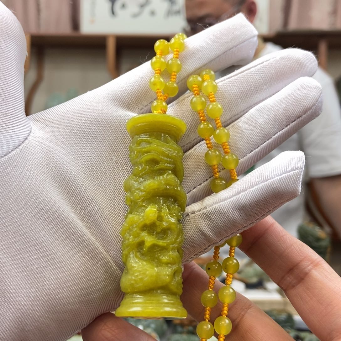 蛇纹石玉未镶嵌吊坠龙柱