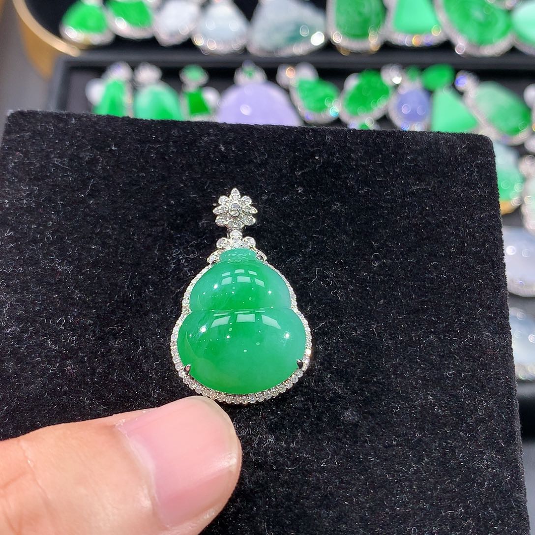 翡翠18K金镶嵌颈饰