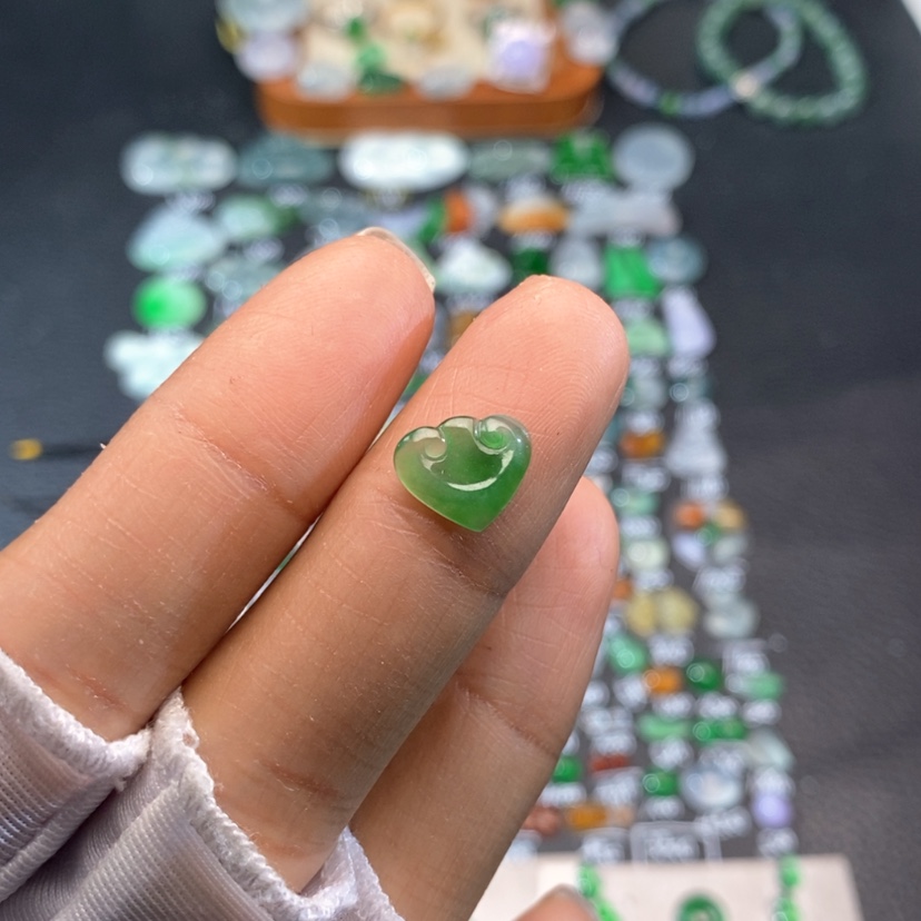 【闪购商品】翡翠挂件未镶嵌如意