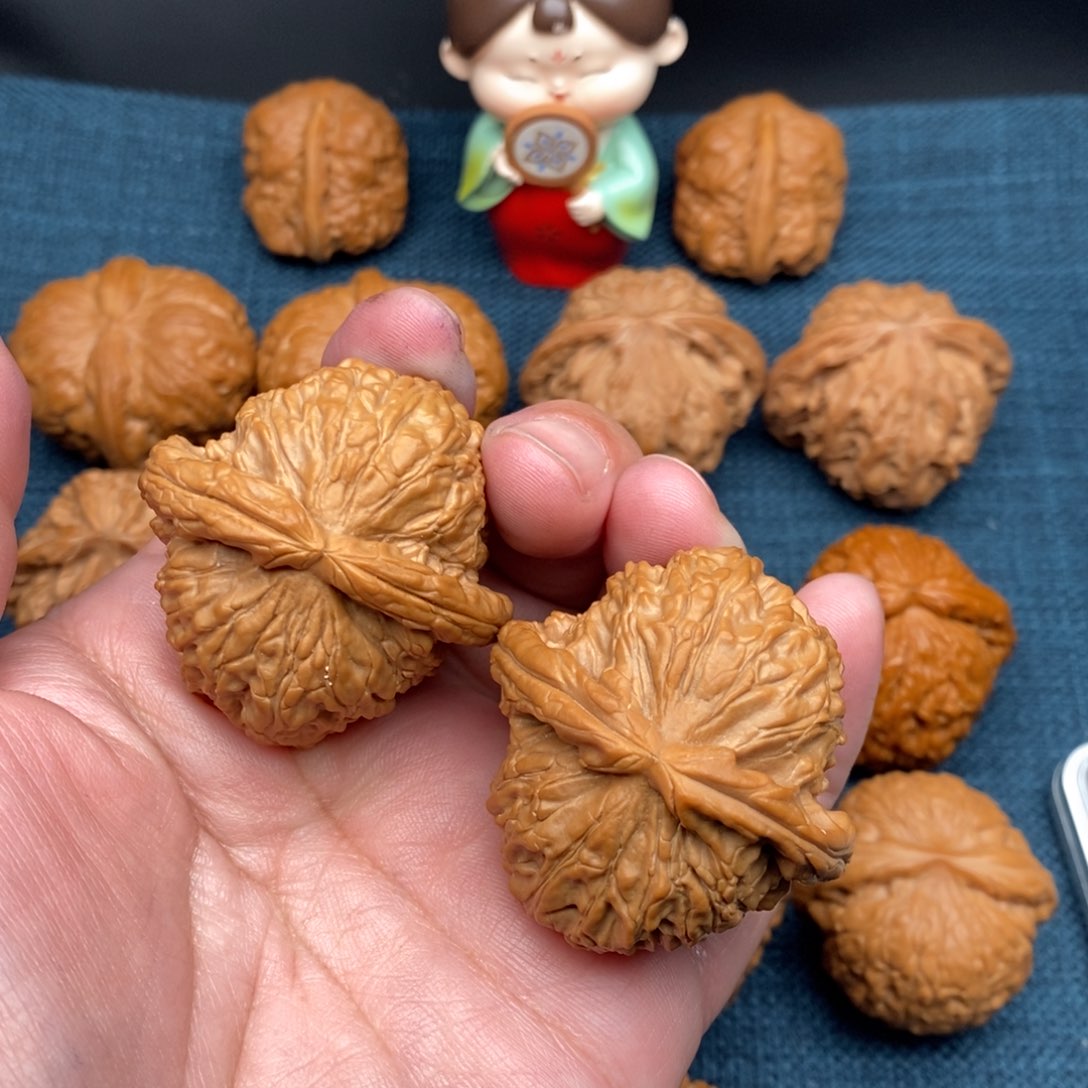 文玩核桃把件全品红皮白狮子41