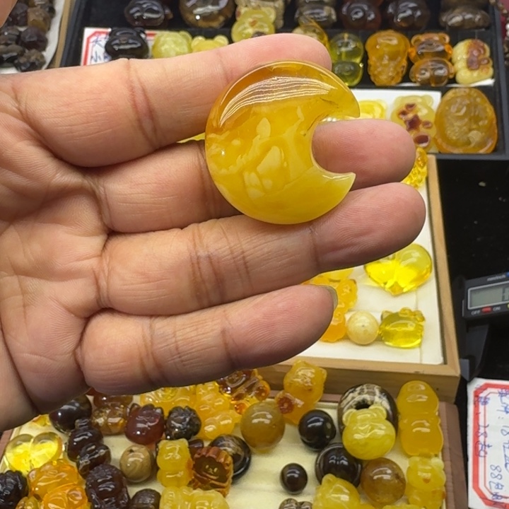 S****蜜蜡未镶嵌颈饰月亮