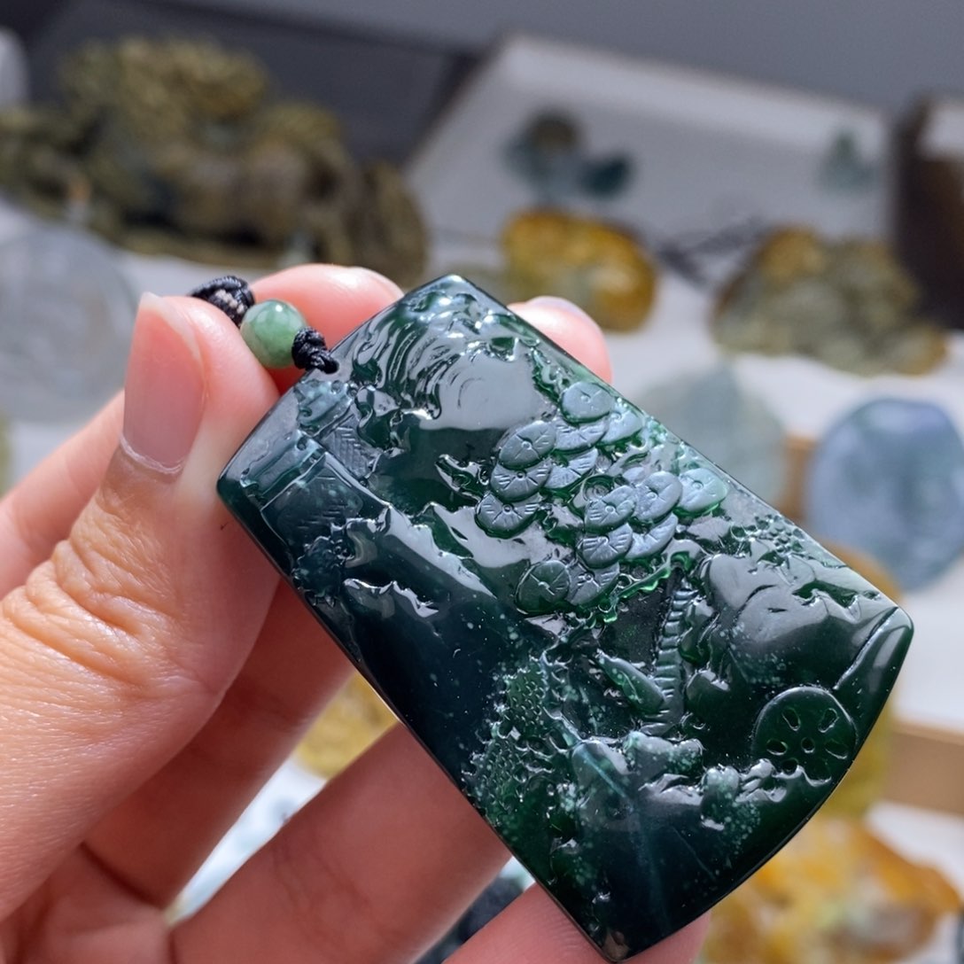 翡翠颈饰未镶嵌山水牌