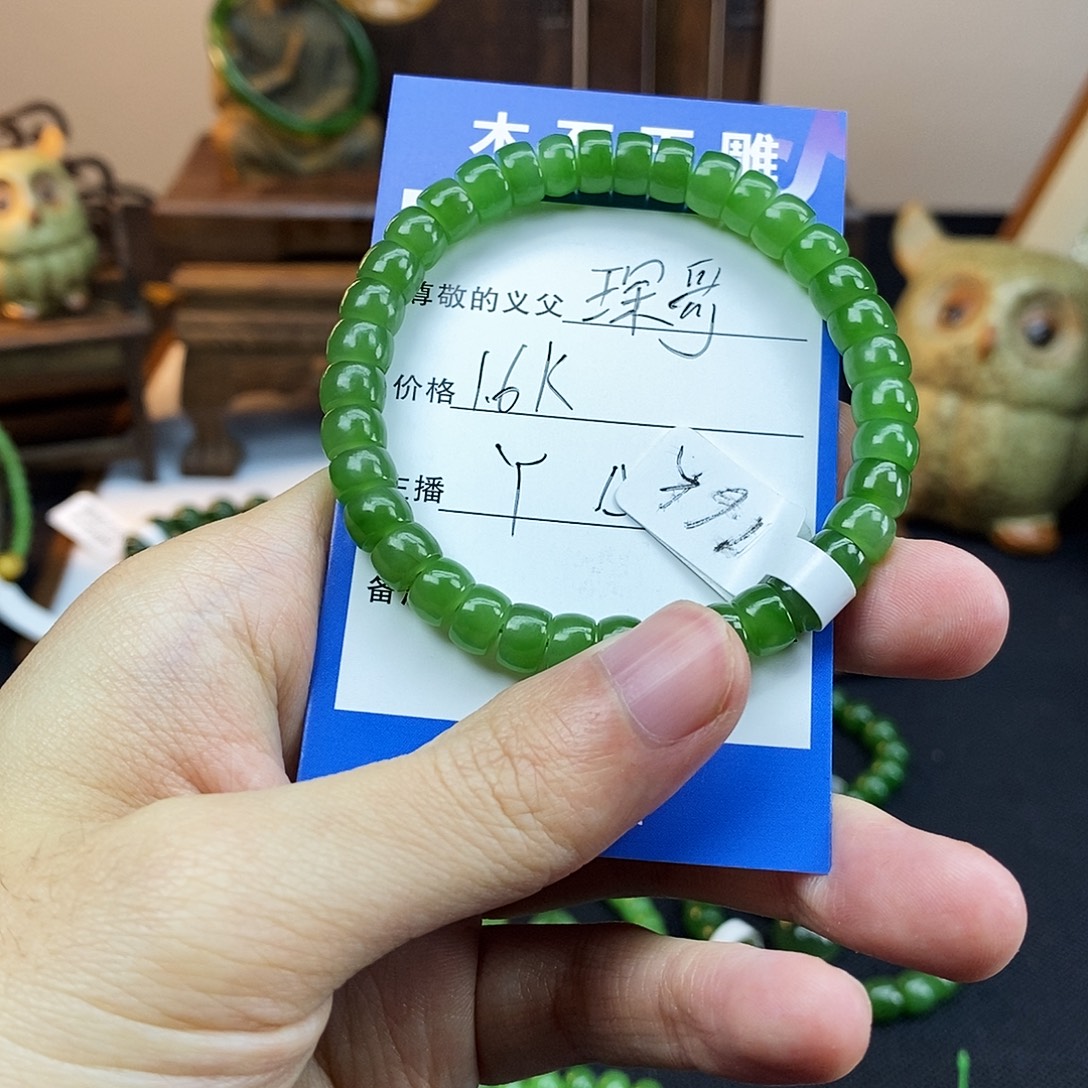 琛***地和田玉未镶嵌颈饰