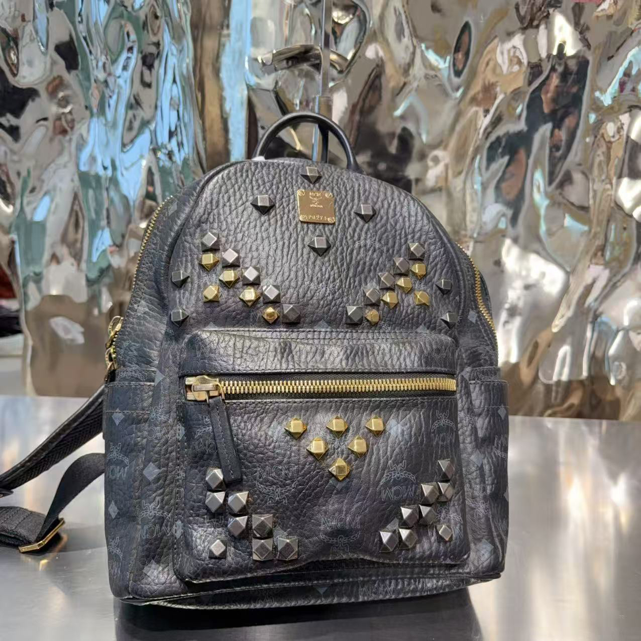 95新 MCM 黑金 铆钉 老花 双肩包 0006