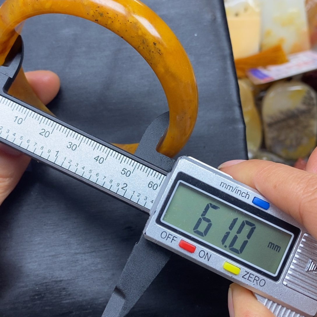 石英质玉（黄龙玉）颈饰未镶嵌