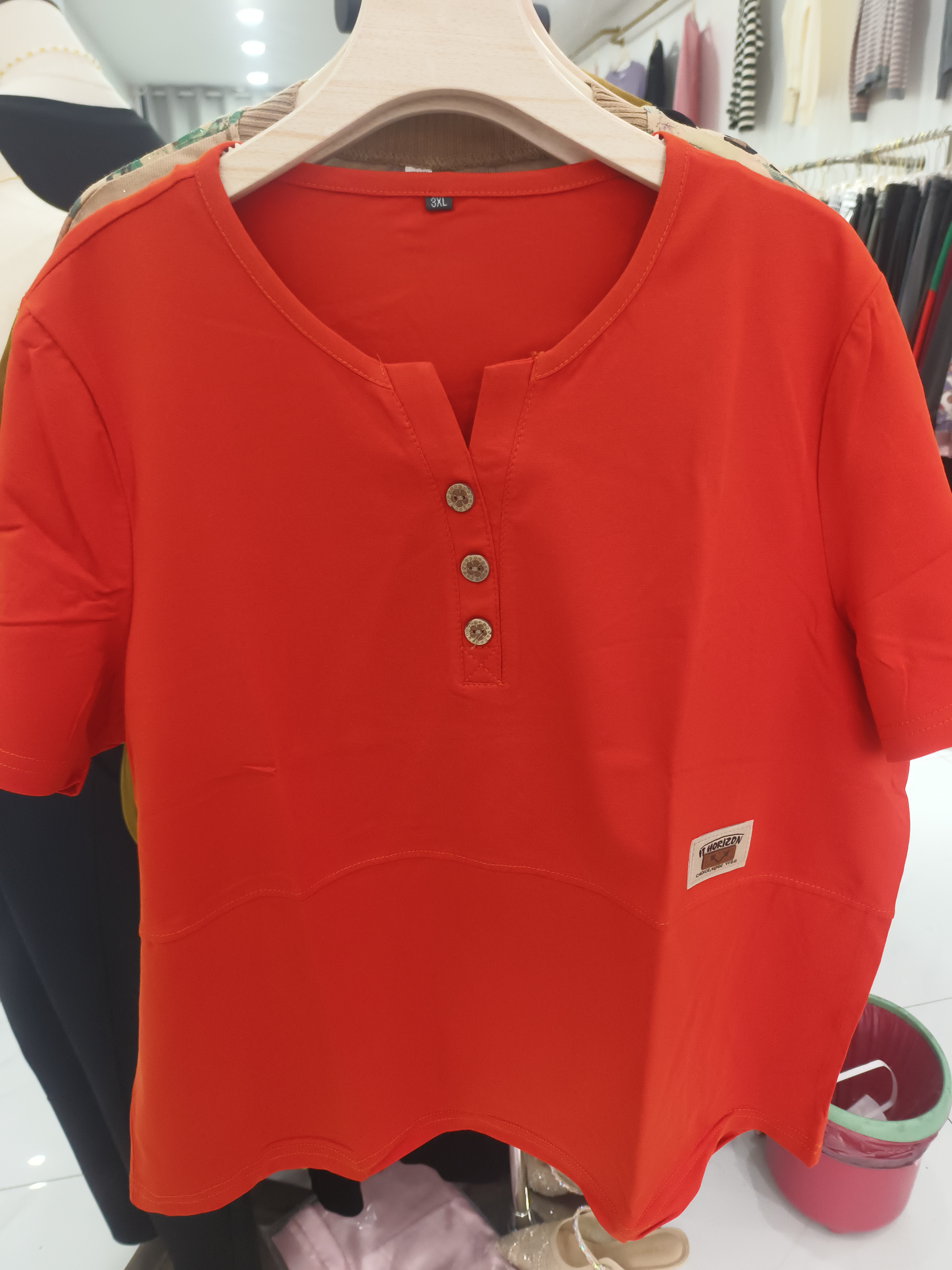 良玉推荐剪刀领三粒扣短袖