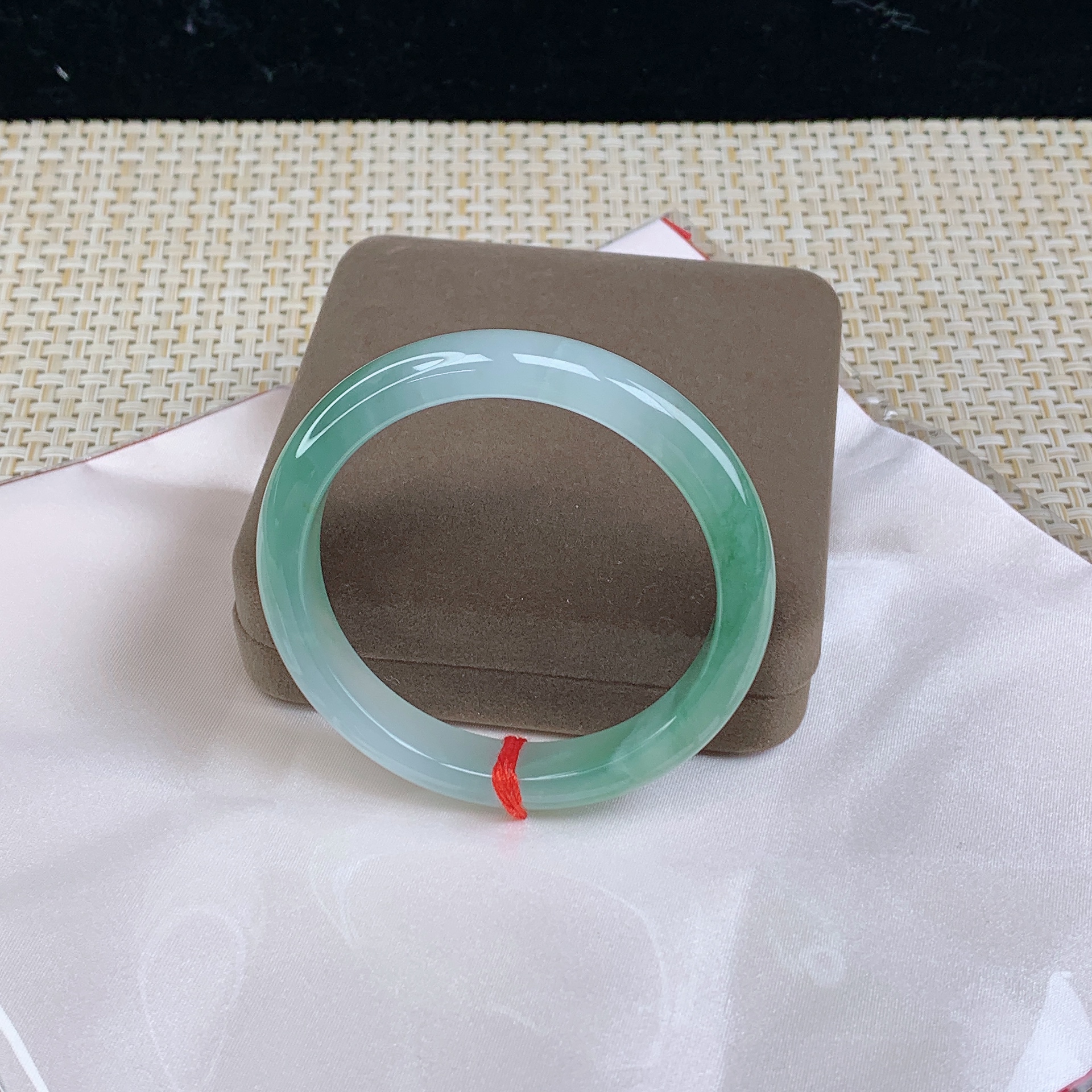 天然A货缅甸玉翡翠手镯60圈冰胶半山水冰透浅绿时尚女款翡翠手镯