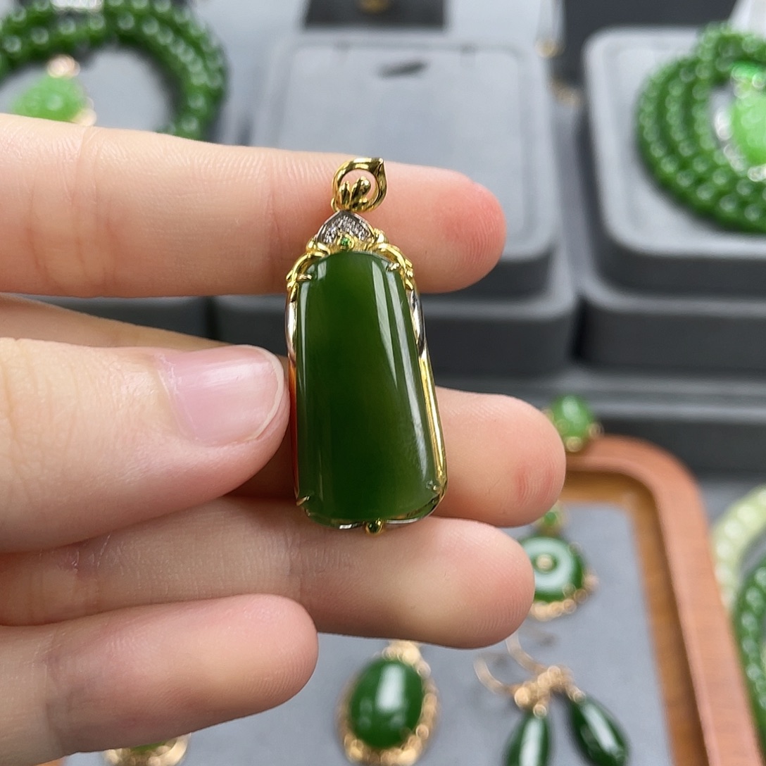 喜***梢和田玉（碧玉）18K金镶嵌吊坠(不含链)
