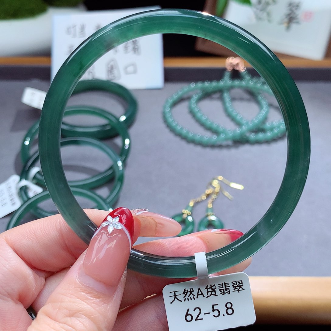 翡翠手镯（圆镯）未镶嵌
