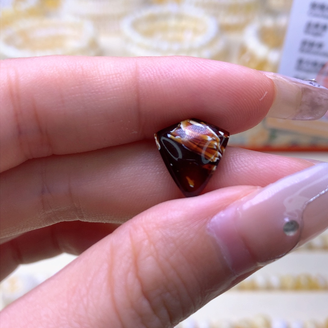 琥珀裸石未镶嵌沂****部盾牌