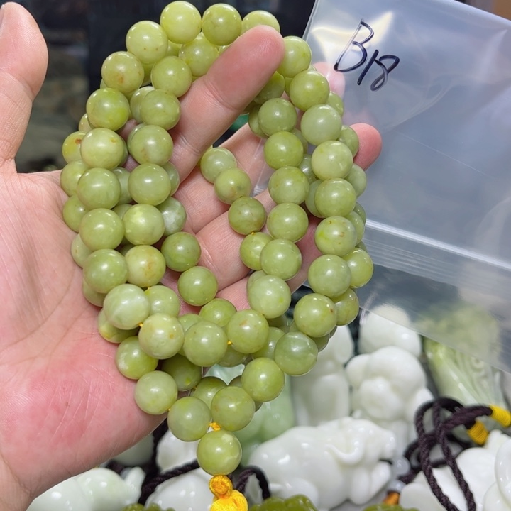 蛇纹石玉颈饰未镶嵌优**蕾