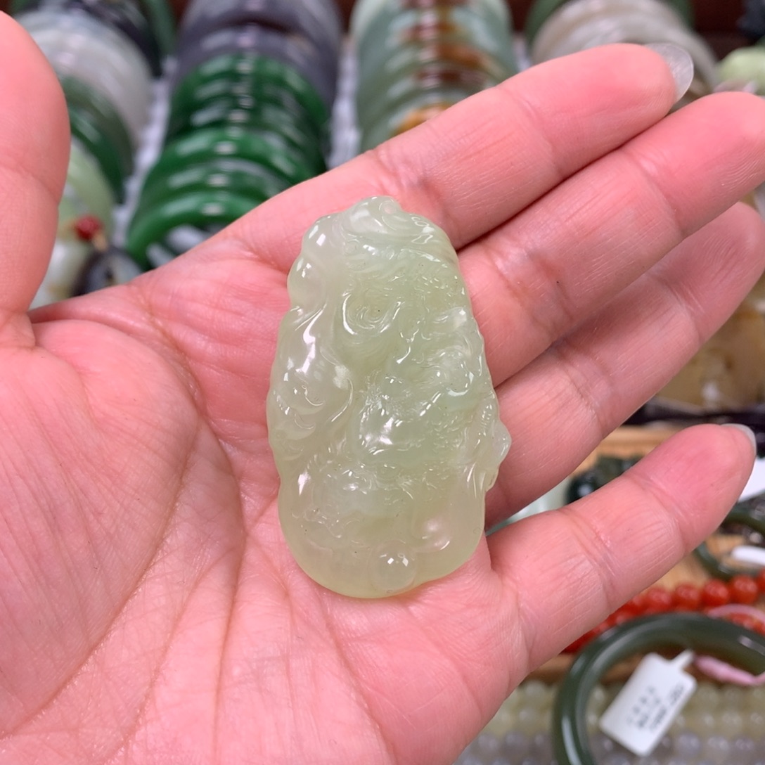 岫玉未镶嵌颈饰龙