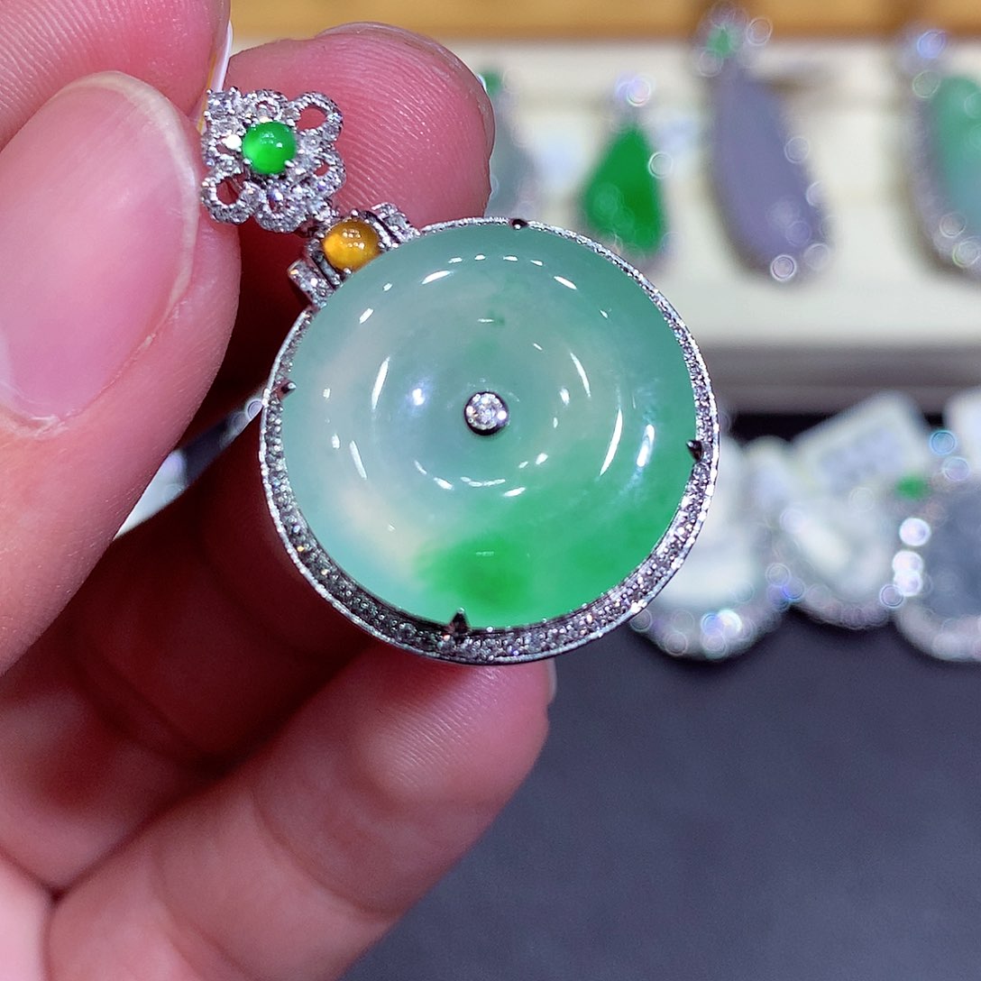 翡翠吊坠(不含链)18K金镶嵌