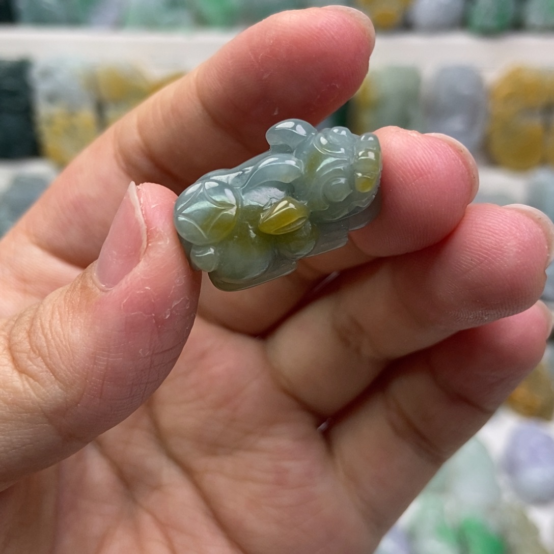 翡翠未镶嵌吊坠(赠链)