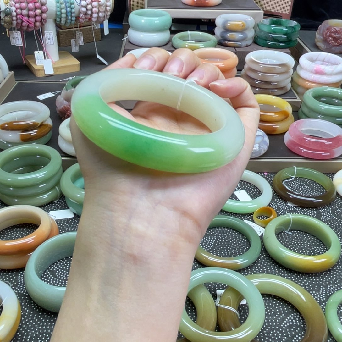 酒***太石英质玉未镶嵌手镯