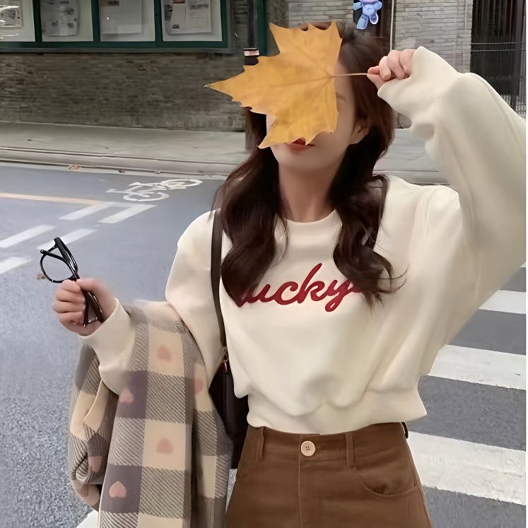 今年美式流行一体绒漂亮短款杏色圆领卫衣半身裙套装