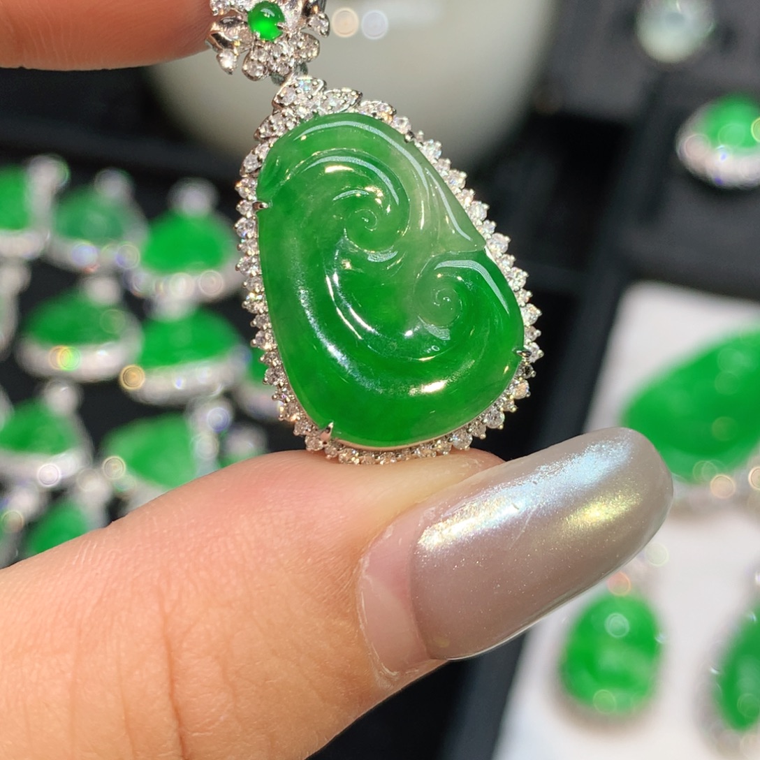 翡翠18K金镶嵌颈饰