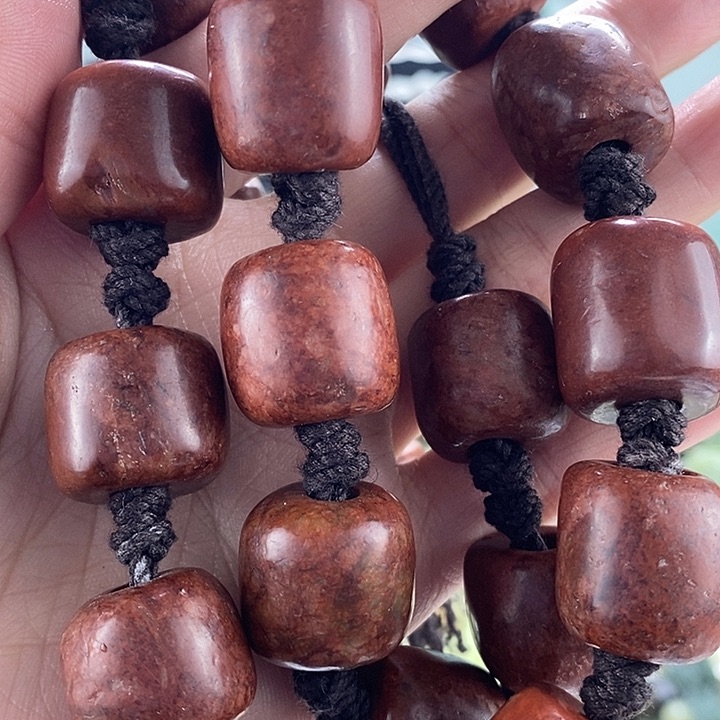 透闪石质玉手串未镶嵌微瑕