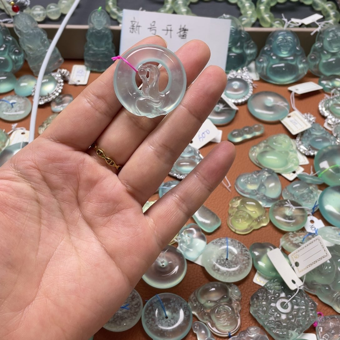 蛇纹石玉未镶嵌颈饰