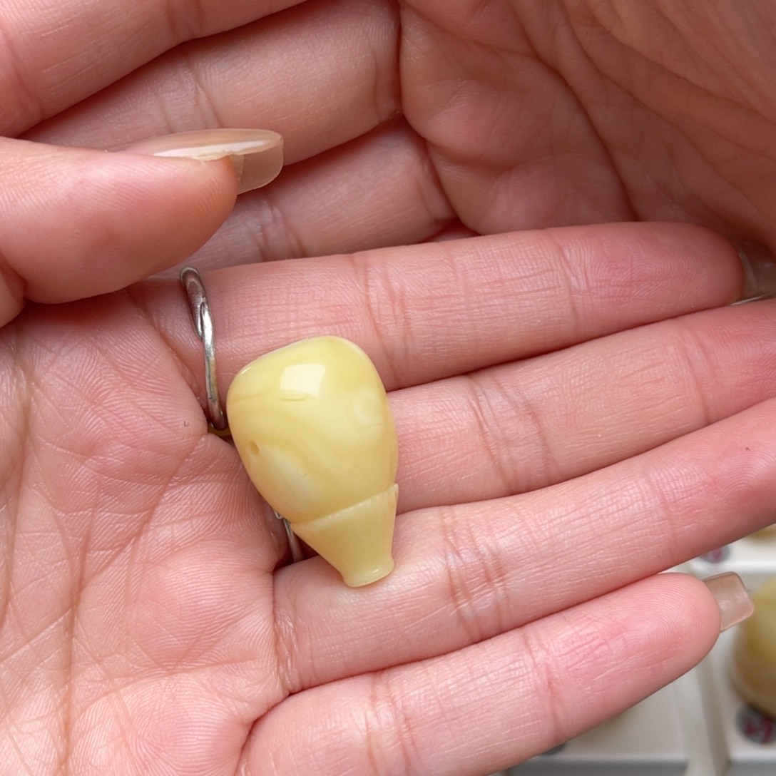 未镶嵌蜜蜡裸石紫****?蜜蜡三通梦