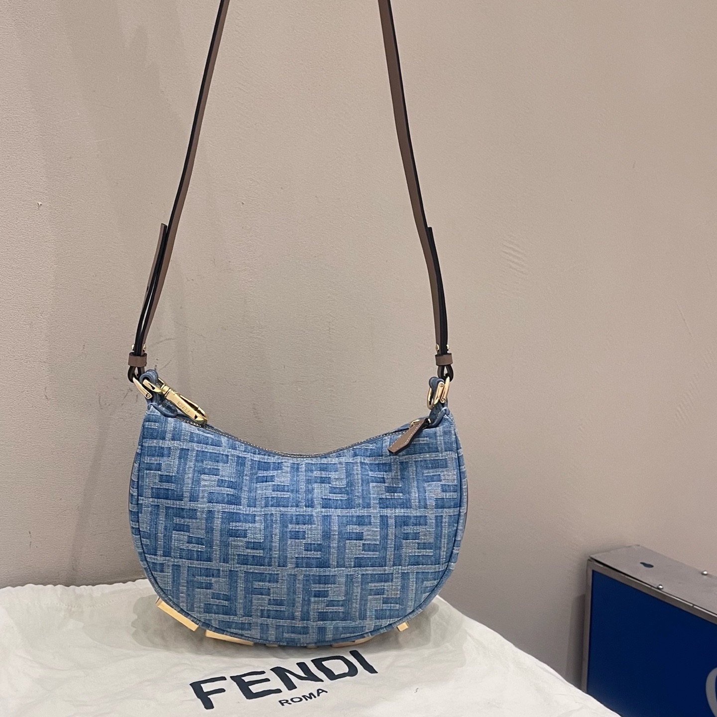 95新 FENDI/芬迪 fendi graphy  蓝色牛仔腋下包 底长29 