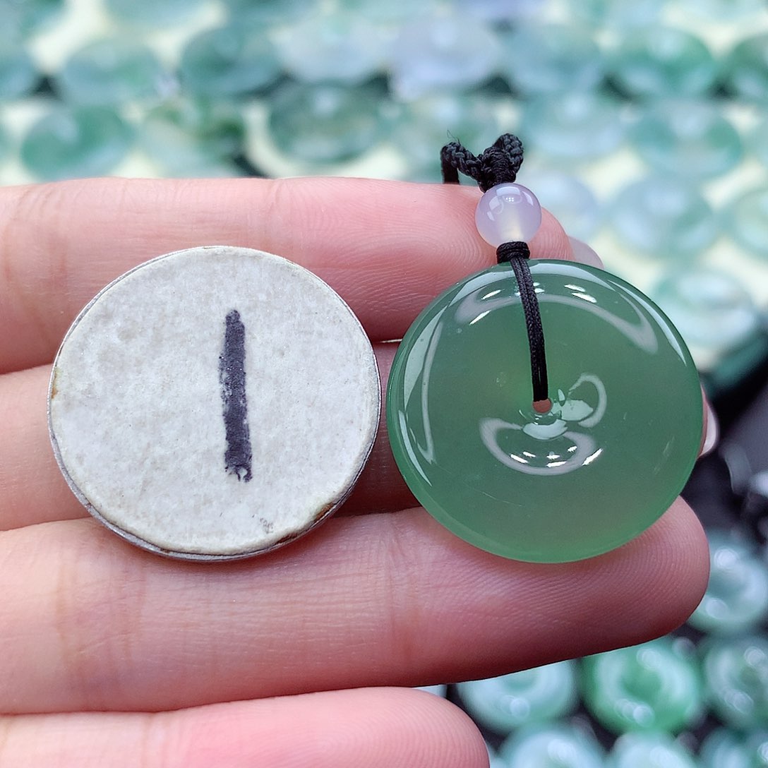 翡翠颈饰未镶嵌吊坠64。尺寸23.7-5