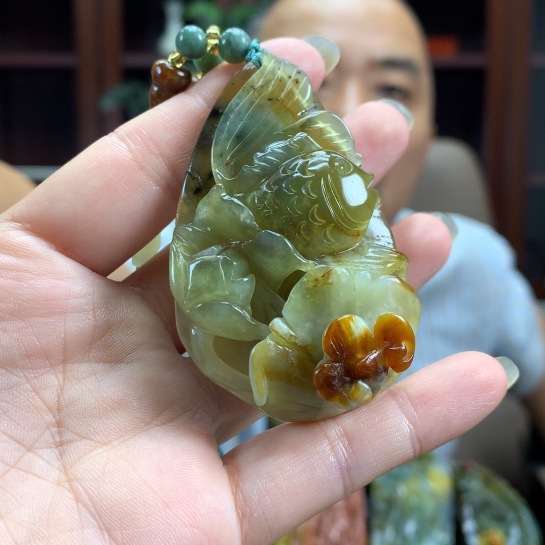 蛇纹石玉未镶嵌颈饰