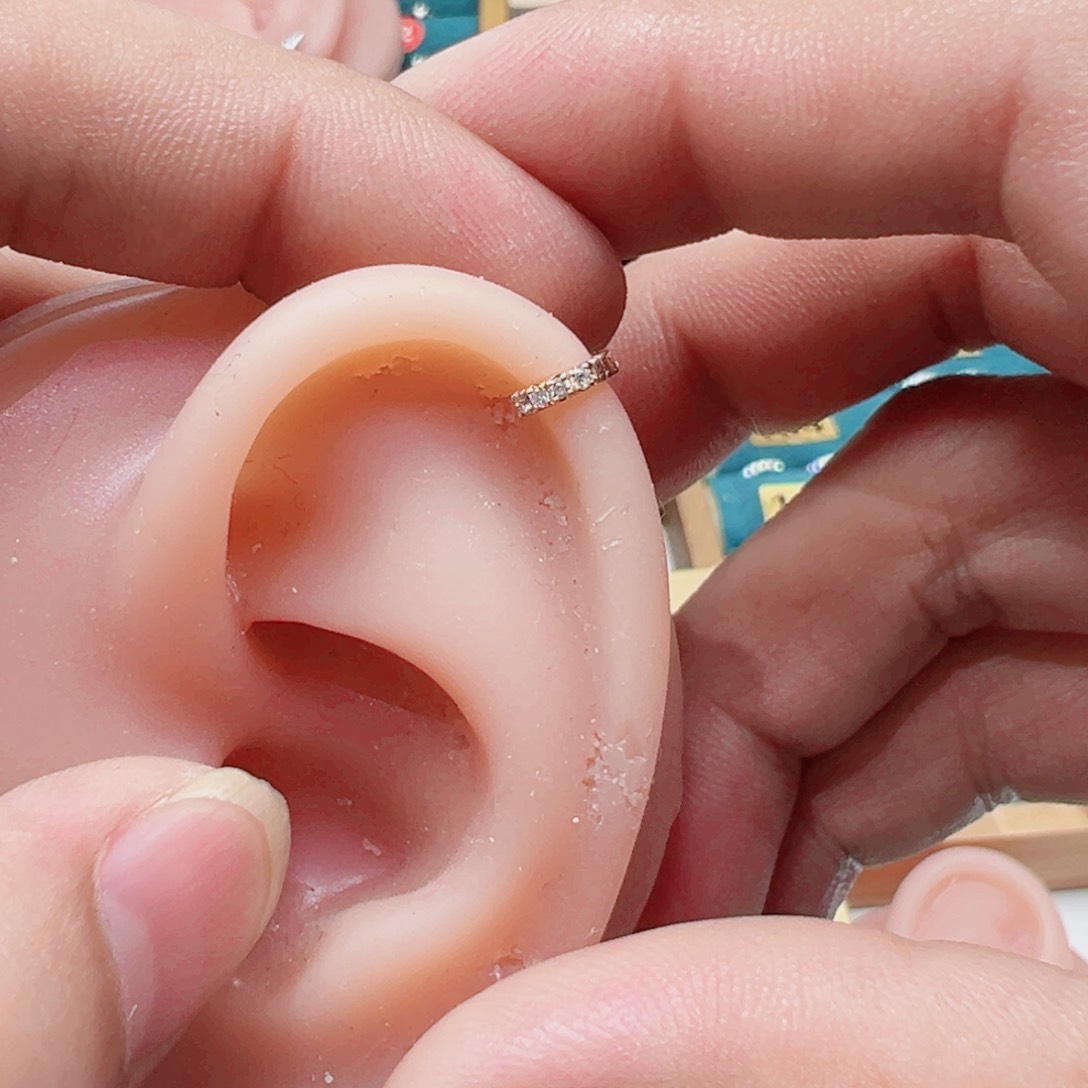 钻石耳饰18K金镶嵌小**、直排耳骨扣44mmK玫