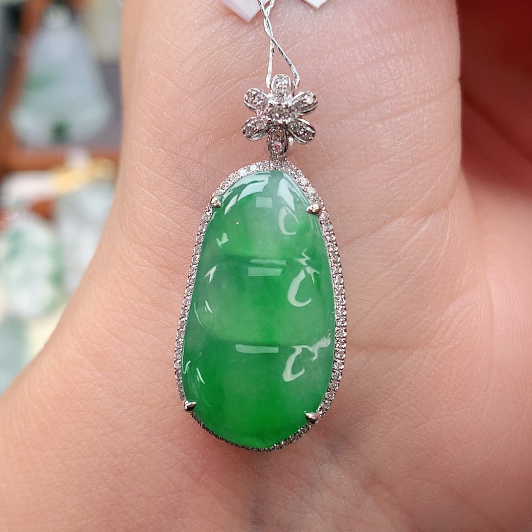 颈饰18K金镶嵌翡翠豆子