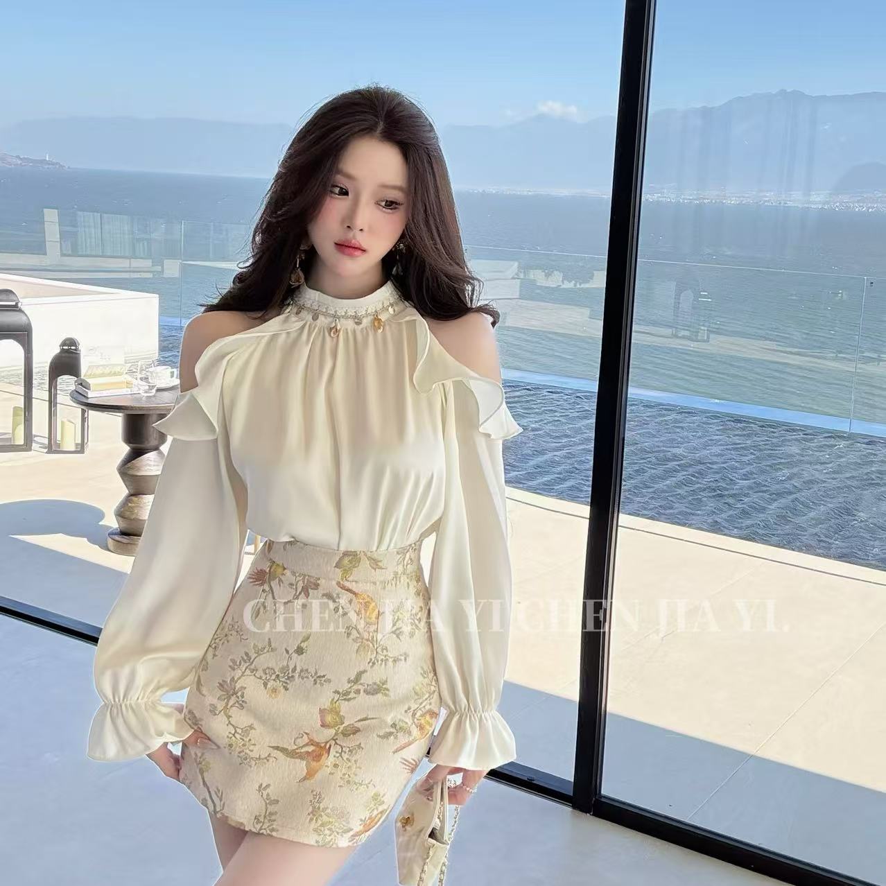 【JIAYI】气质贵女～早秋微珠光感法式花边露肩衬衫2503