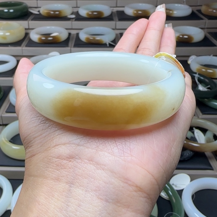 和田玉（糖玉）未镶嵌手镯