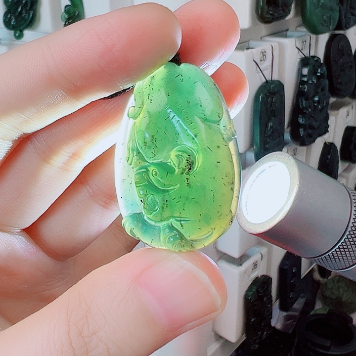 蛇纹石玉颈饰未镶嵌