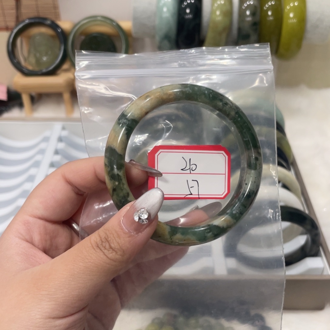 蛇纹石玉手镯未镶嵌