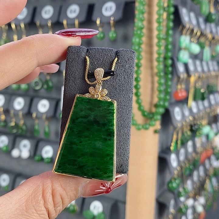 翡翠吊坠(赠链)18K金镶嵌机*兔吊坠