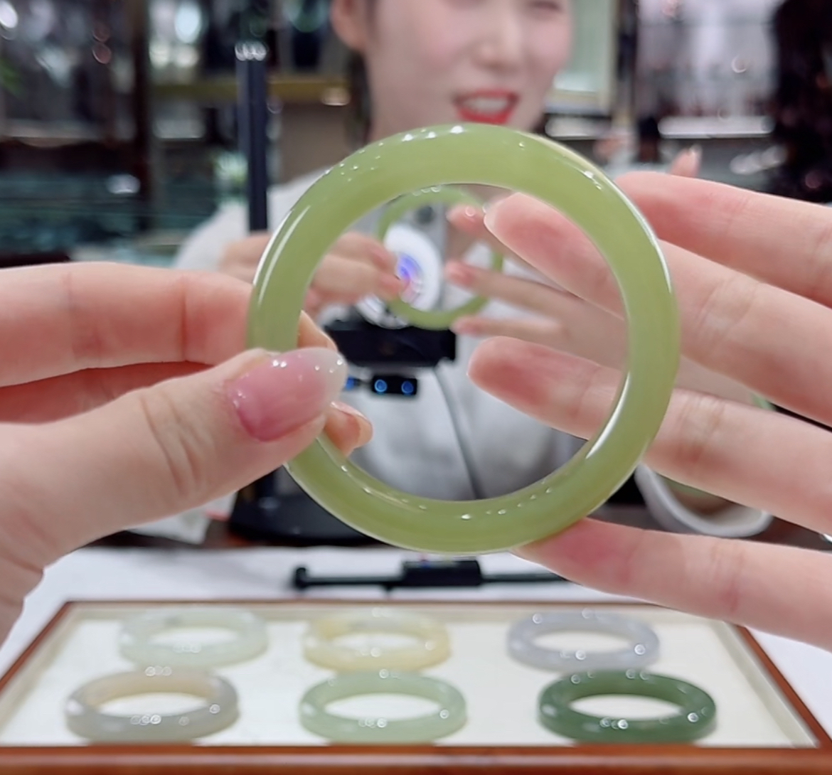 精品和田玉手镯  黄口54