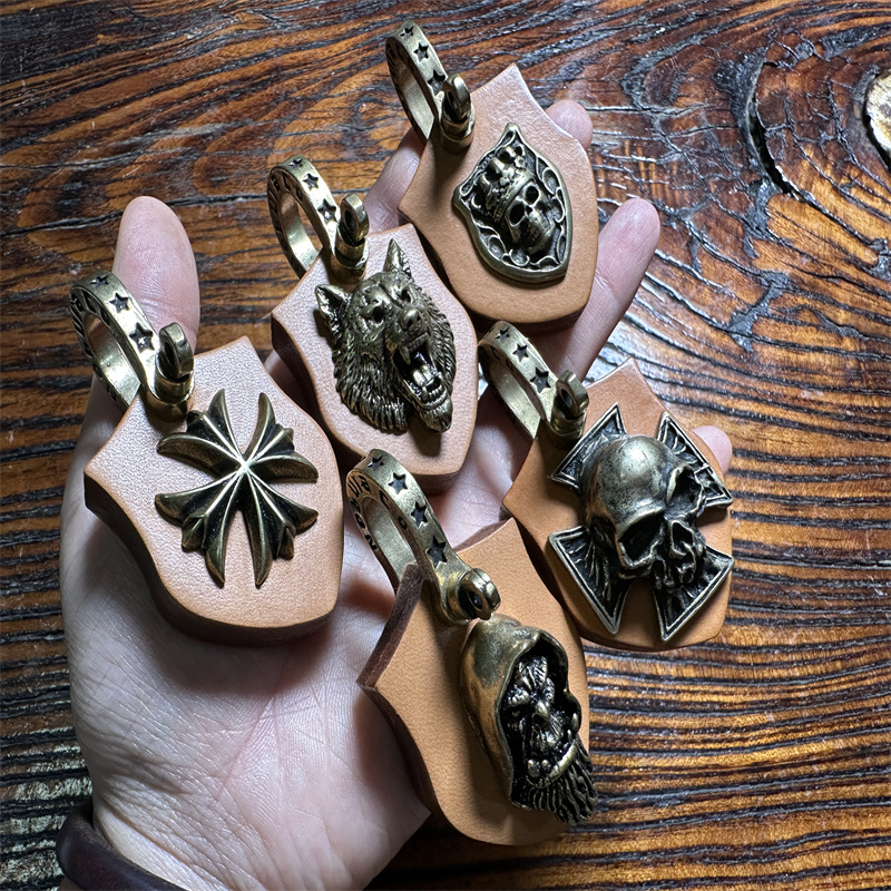 手工定制植鞣革头层牛皮可养牛皮挂件皮吊坠复古时尚盾形钥匙扣