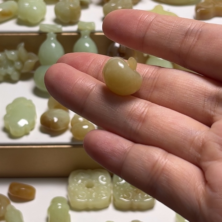 L***Y和田玉未镶嵌颈饰