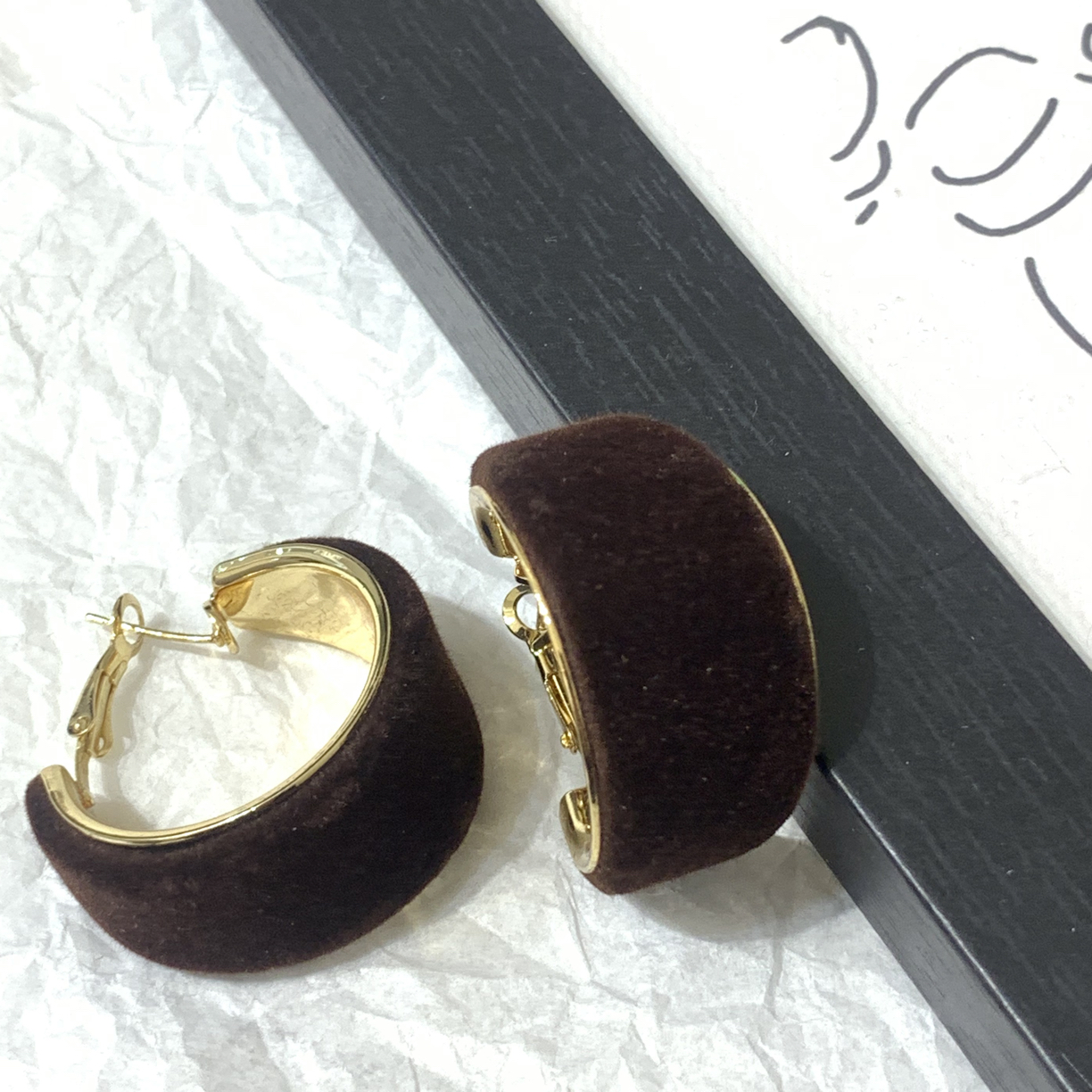 钛钢耳饰 LARVINA复古咖色绒毛耳环