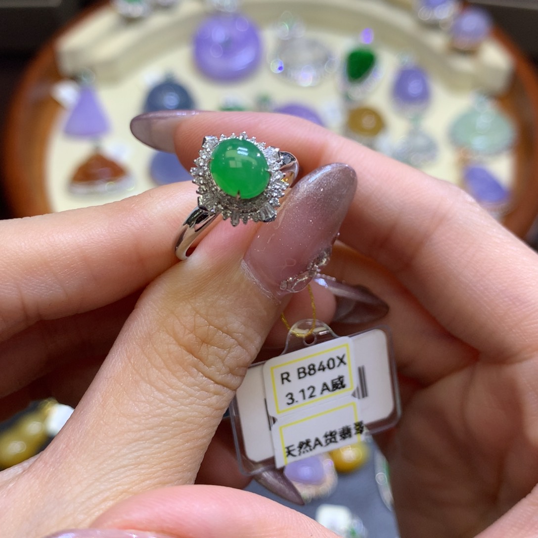 翡翠18K金镶嵌颈饰翡翠