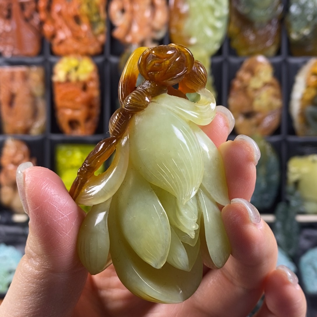 蛇纹石玉颈饰合金